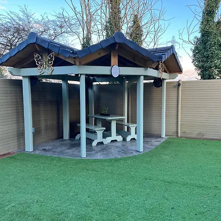 Joy & House بريستول